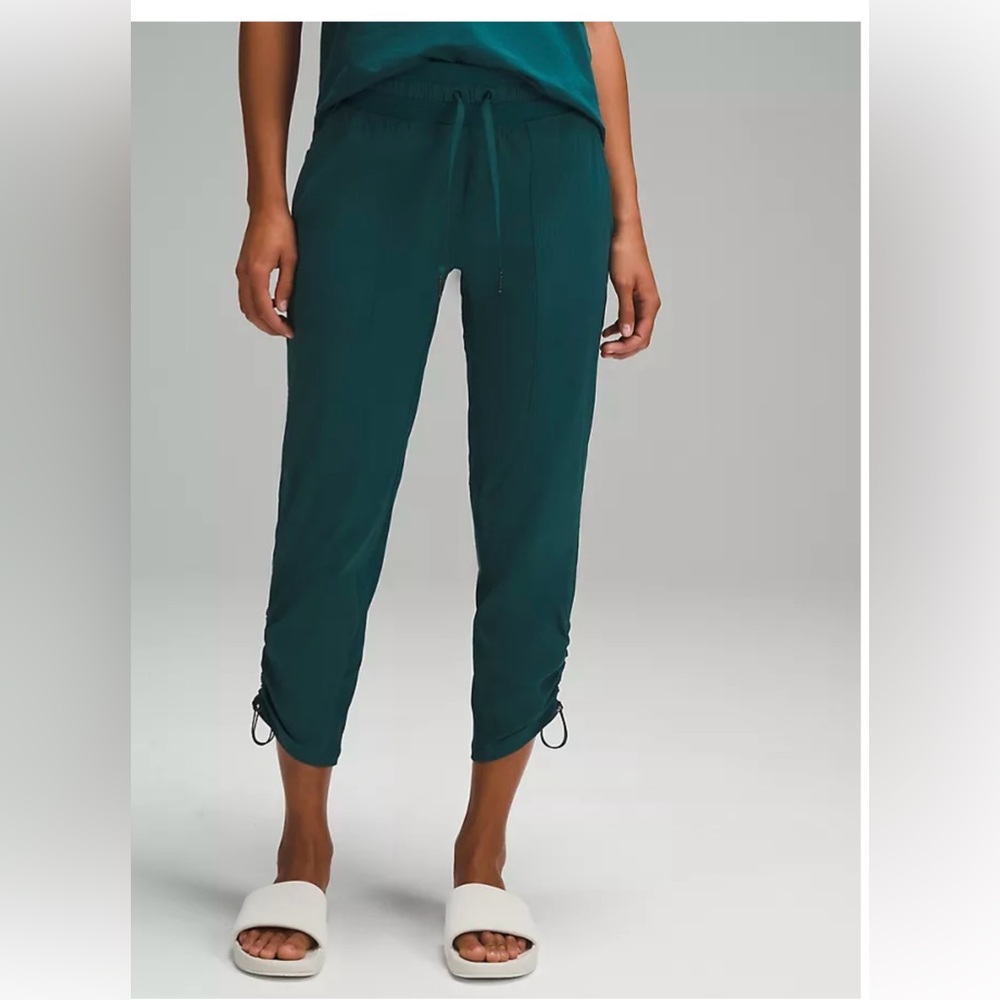 Lululemon Dance Studio MR Crop